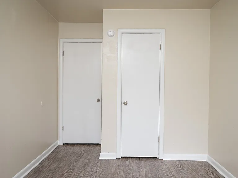 Clinton Court| Bedroom with Closet
