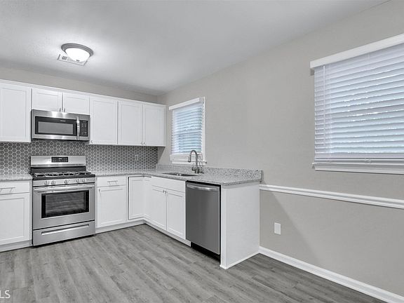 3rd image of 3611 Briar Dr