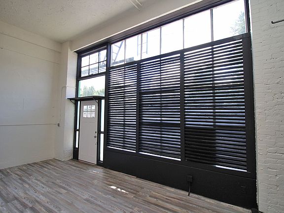 4th image of 843 N Knott St #2706