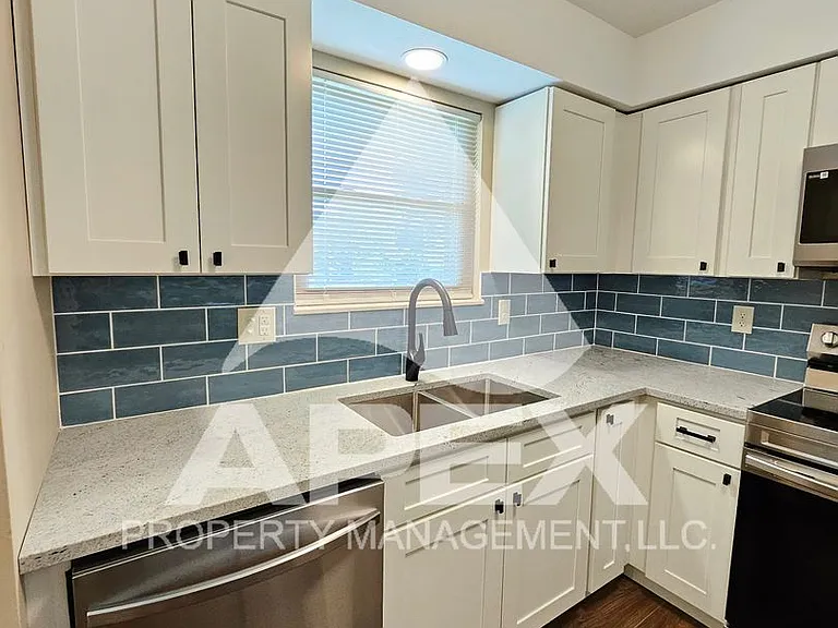 7306 Deane Hill Dr — Photo 9
