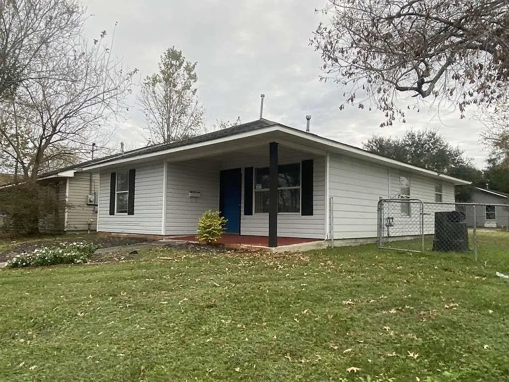 3 bed, 1.0 bath, 1092 sqft, $1,939 — Photo 2