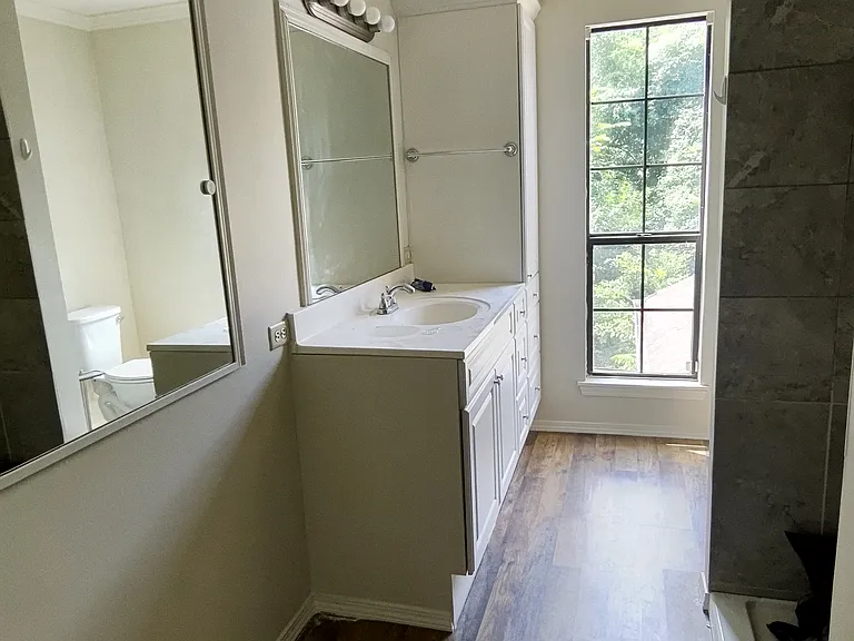En-suite master bathroom.