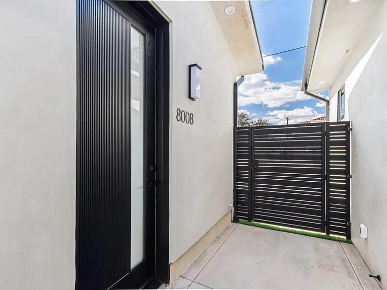 8008 Lloyd Ave — Photo 1