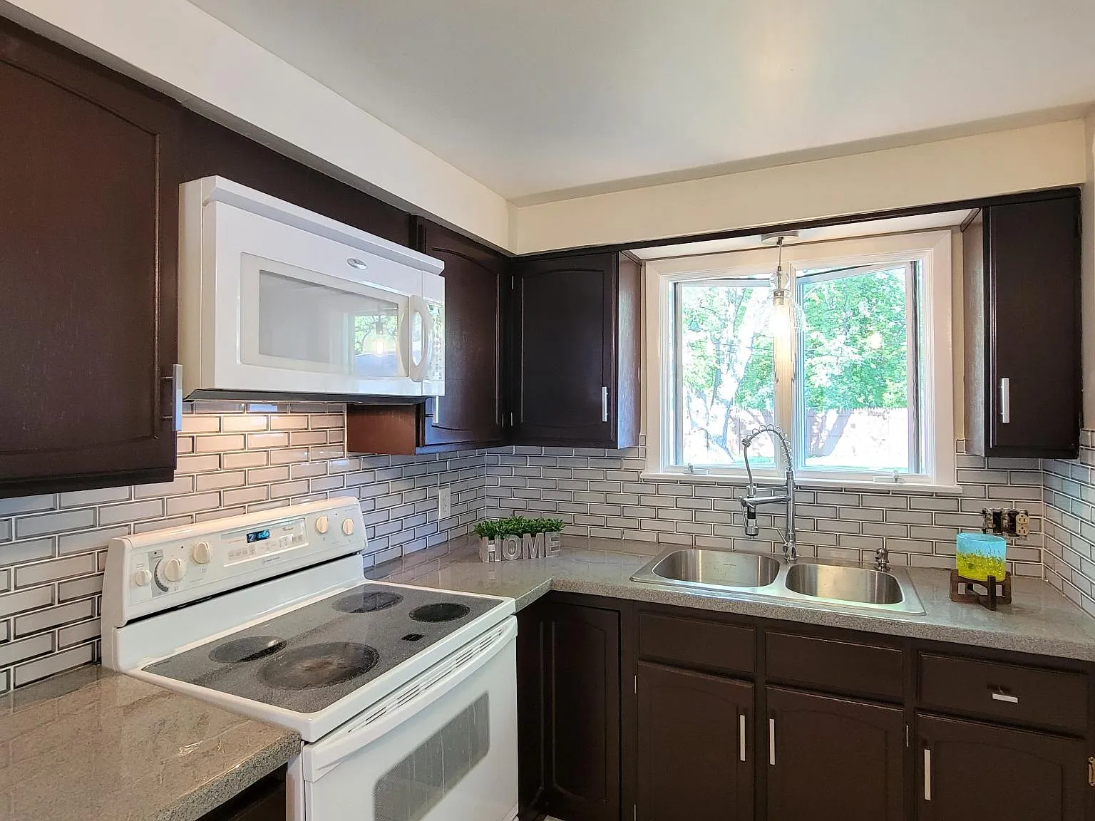 84 W Summerset Ln — Photo 2