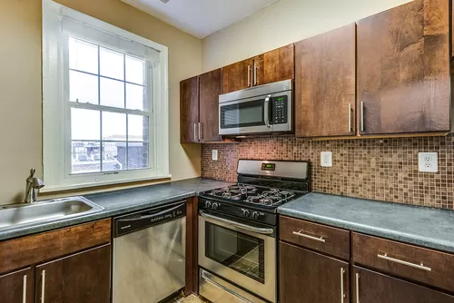 Renovated kitchen with stainless steel appliances - 1630 Park Apartments