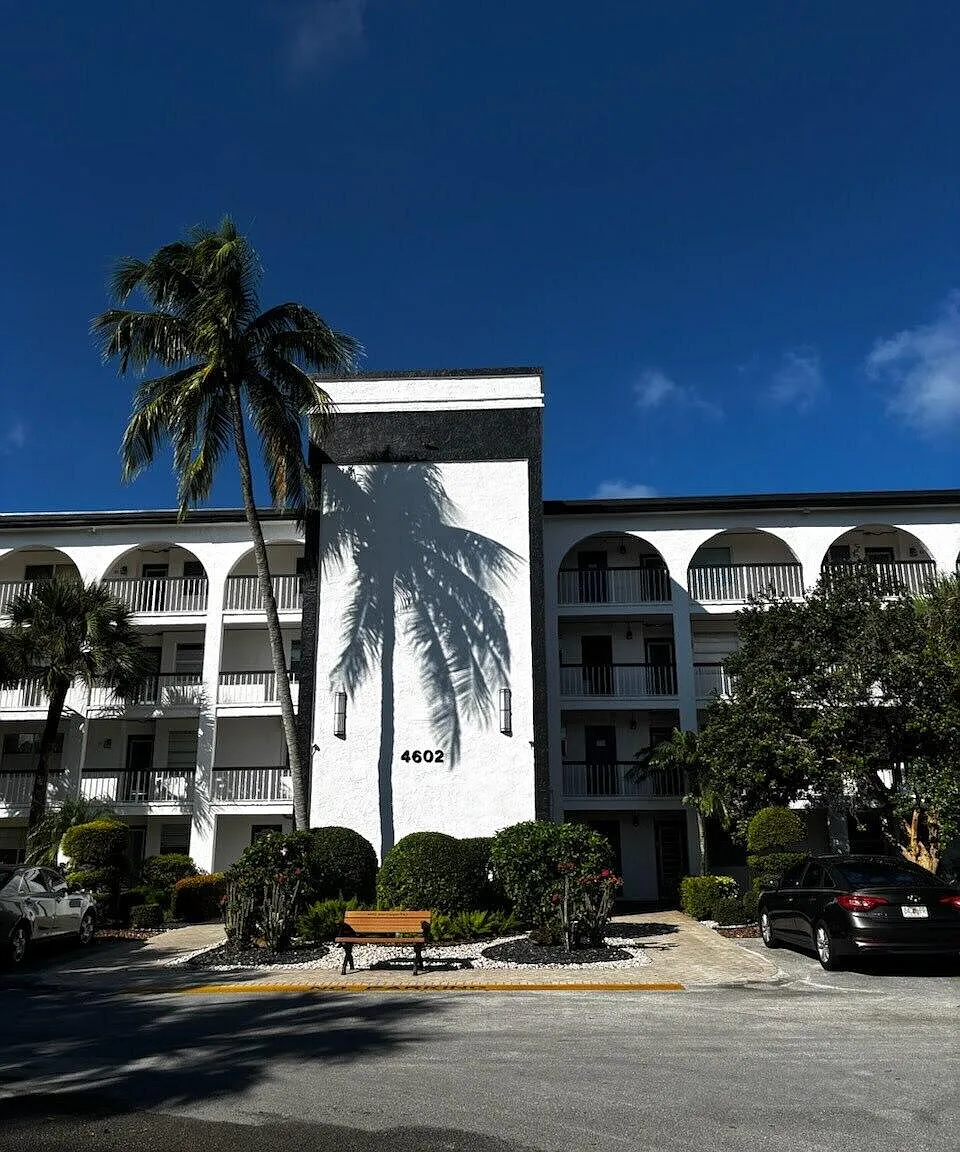 4602 Martinique — Photo 1