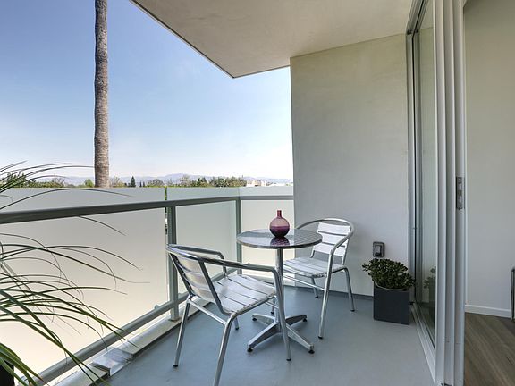 3rd image of 12602 Moorpark St #402