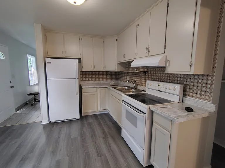 903 Holiday Dr — Photo 6