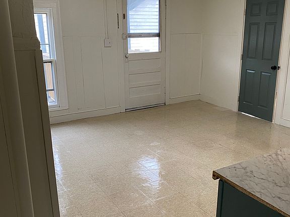3rd image of 725 Main St #725