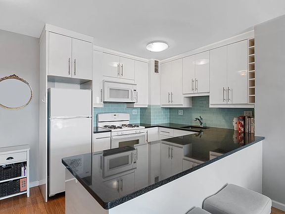 3rd image of 5900 Arlington Ave APT 9-P