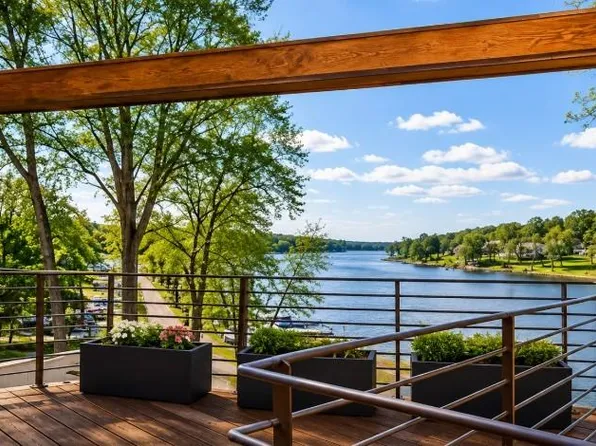125 Lakeshore Dr S, Lake Quivira, KS 66217