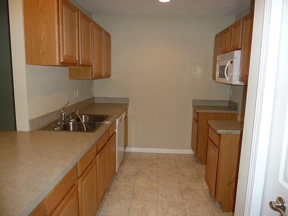 3rd image of 905 Evergreen Ln