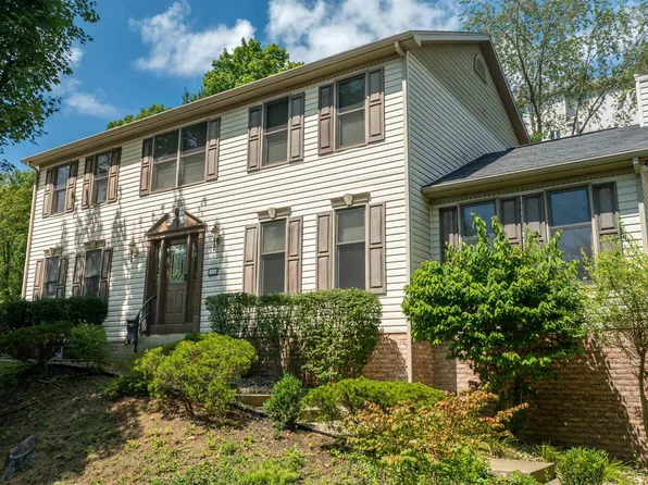 1014 Deerwood Dr, Morgantown, WV 26508