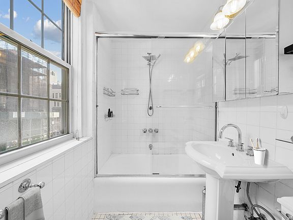 5th image of 25 E 67th St APT 15E