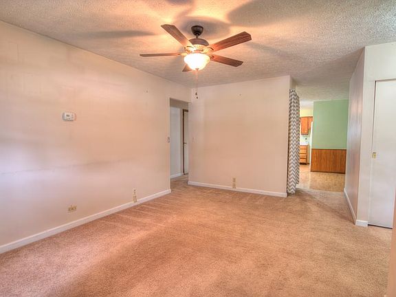 4th image of 984 Amherst Dr