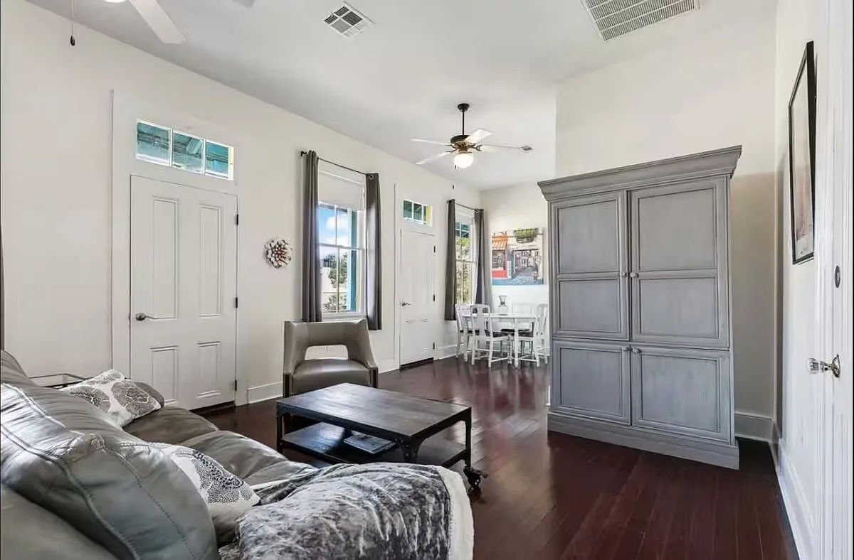 2 bed, 1.0 bath, 1250 sqft, $2,200 — Photo 1