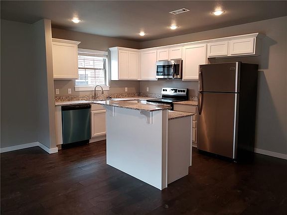 3rd image of 2811 W Lakewood Dr