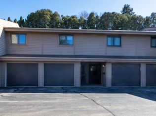 861 Stone Ridge Pl, Dubuque, IA 52001