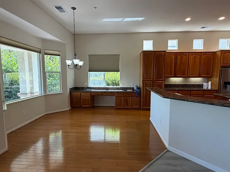 729 Richardson Dr — Photo 10