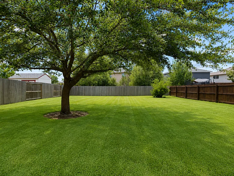 157 Carmel Dr — Photo 25