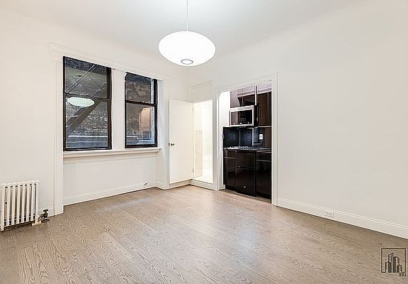 3rd image of 105 E 15th St APT 5