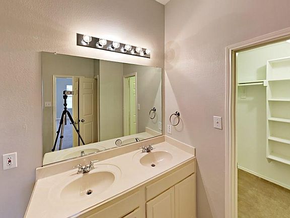 3rd image of 1008 Pebblecreek Dr