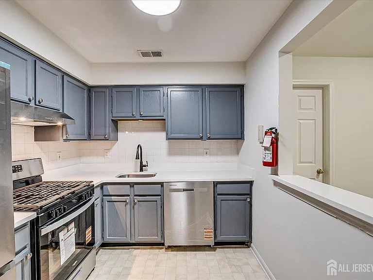 936 Waterford Dr — Photo 15