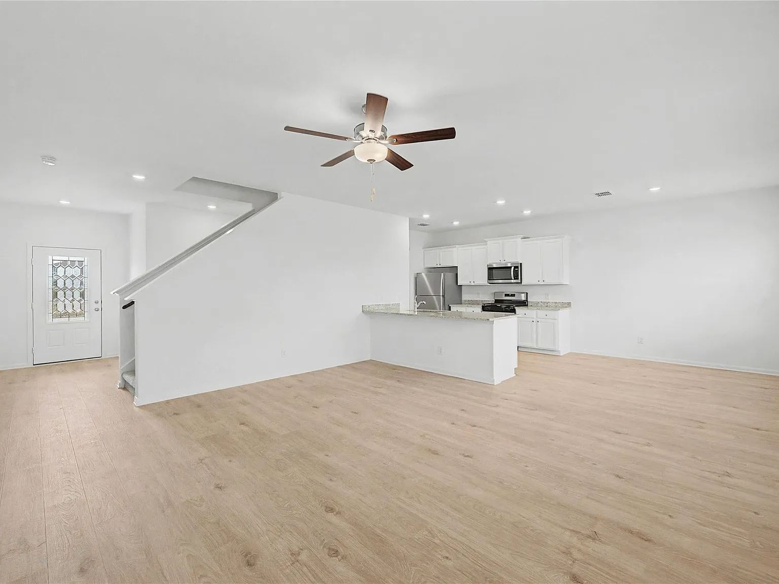 3 bed, 2.5 bath, 1919 sqft, $2,330 — Photo 2