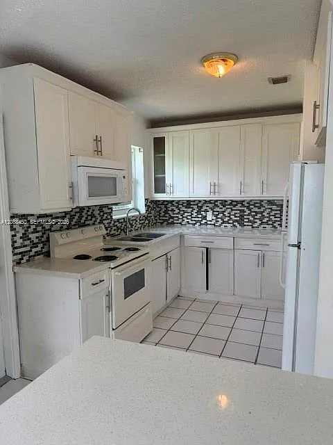 3 bed, 1.0 bath, $2,250 — Photo 2