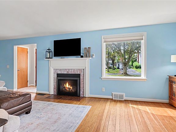 4th image of 70 Thistledown Dr