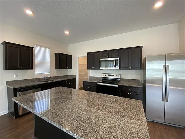 3 bed, 2.0 bath, 1641 sqft, $2,150 — Photo 2