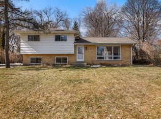 906 S Summit St, Barrington, IL 60010