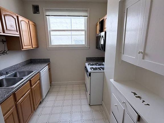 3rd image of 2320 Haste St APT 9