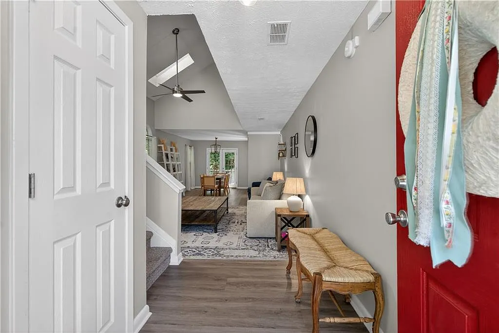 3 bed, 2.5 bath, 1656 sqft, $2,550 — Photo 2