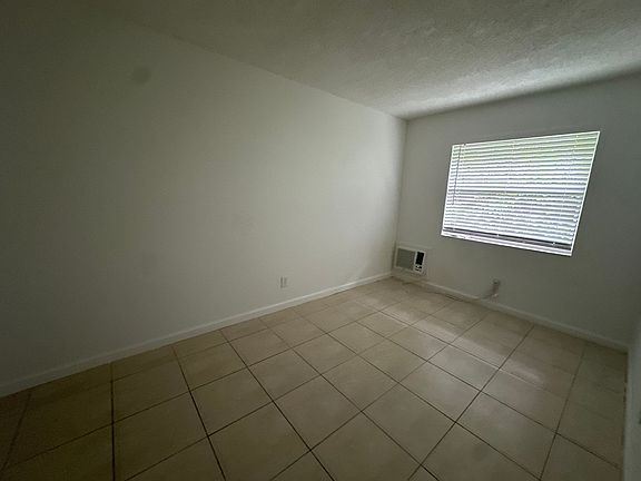 3rd image of 1317 NE 5th Ave APT 5