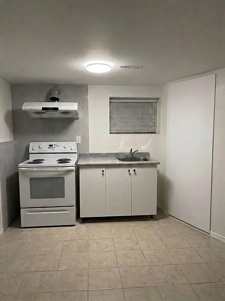 3 bed, 777 sqft, $2,200 — Photo 1
