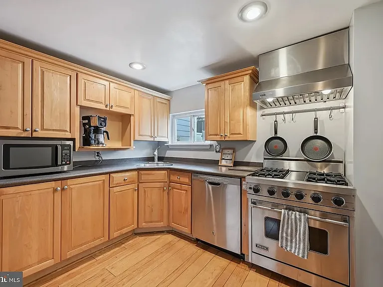 935 S Kenwood Ave — Photo 2