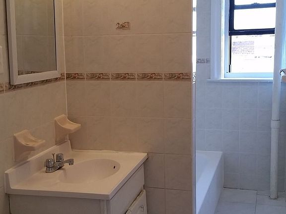 4th image of 914 42nd St APT D4