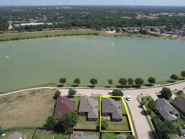 8476 Lake Springs Trl, Fort Worth, TX 76114