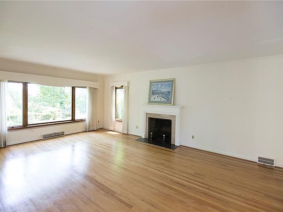 4th image of 2221 Valley View Dr