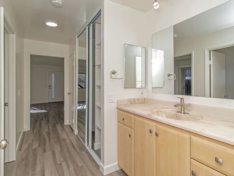 Adams Street Apartments — Photo 32