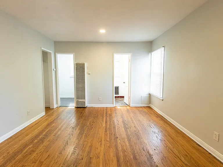 621 Midvale Avenue — Photo 16
