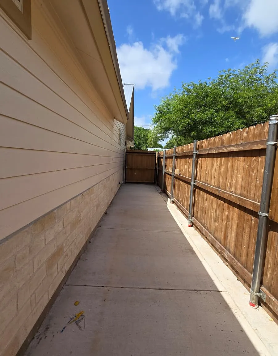 Middlebury Dr, San Antonio — Photo 2