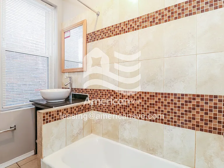 1539296_009_main_bathroom_13741813.jpg