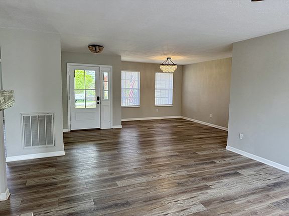 2nd image of 2908 W Woodbine Dr