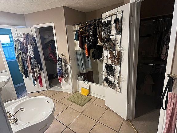 En suite w/ his & her closet
