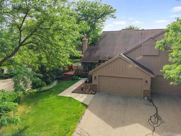 37600 N Laurel Park Dr, Livonia, MI 48152