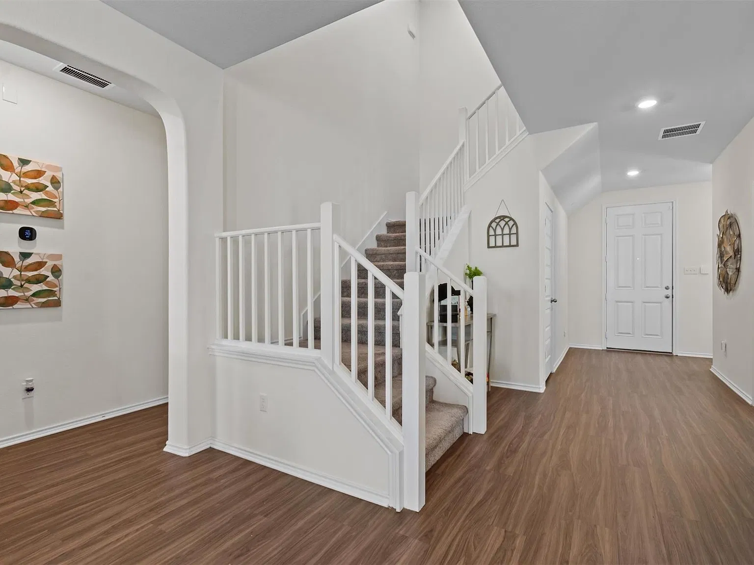 4 bed, 2.5 bath, 2724 sqft, $2,400 — Photo 4