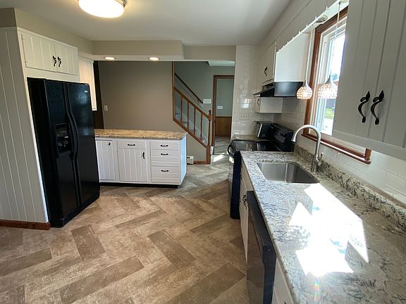 5th image of 17 Walcott St