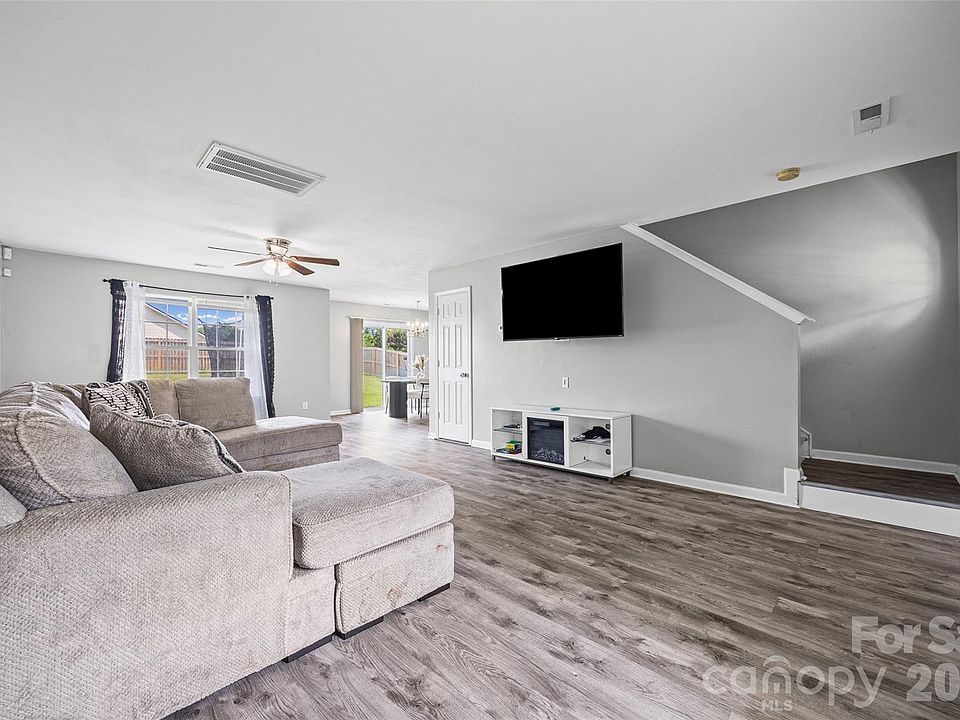 1st image of 512 Gentle Breeze Ln